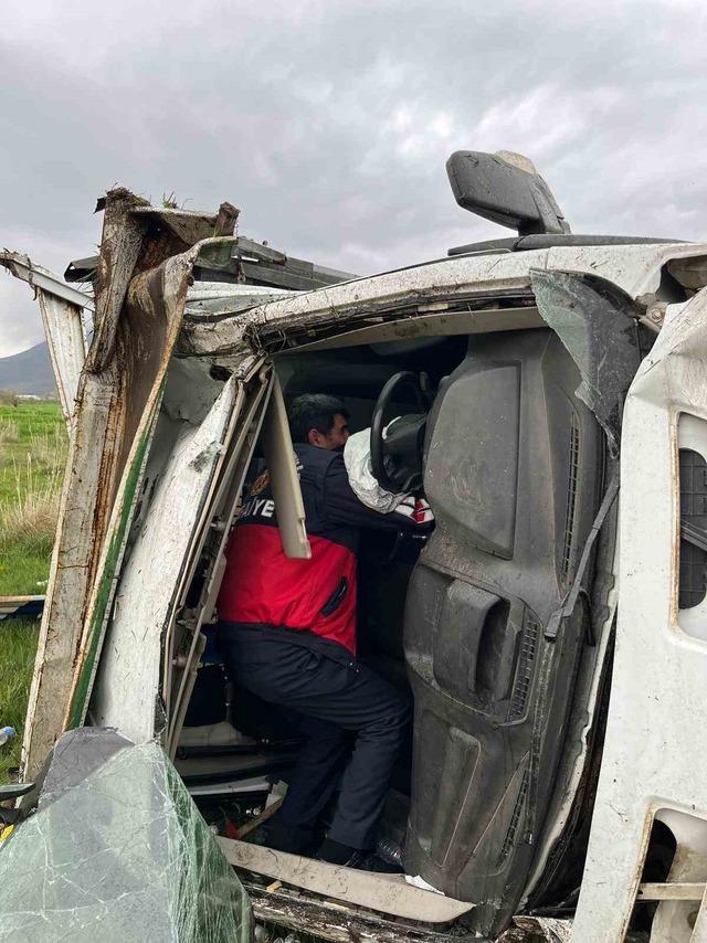 Van&rsquo;ın Gevaş il&ccedil;esinde trafik kazası: 2 yaralı 2