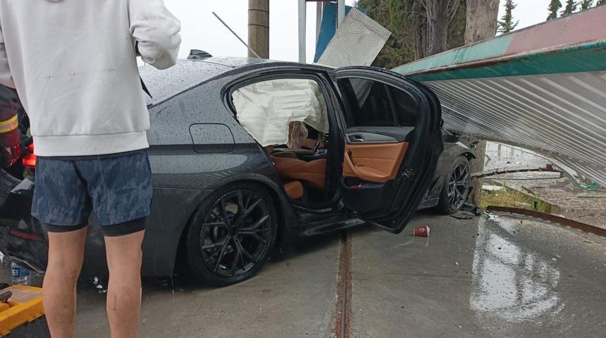 Burdur'da otomobil yoldan &ccedil;ıktı demir kapıya &ccedil;arptı: 2 yaralı