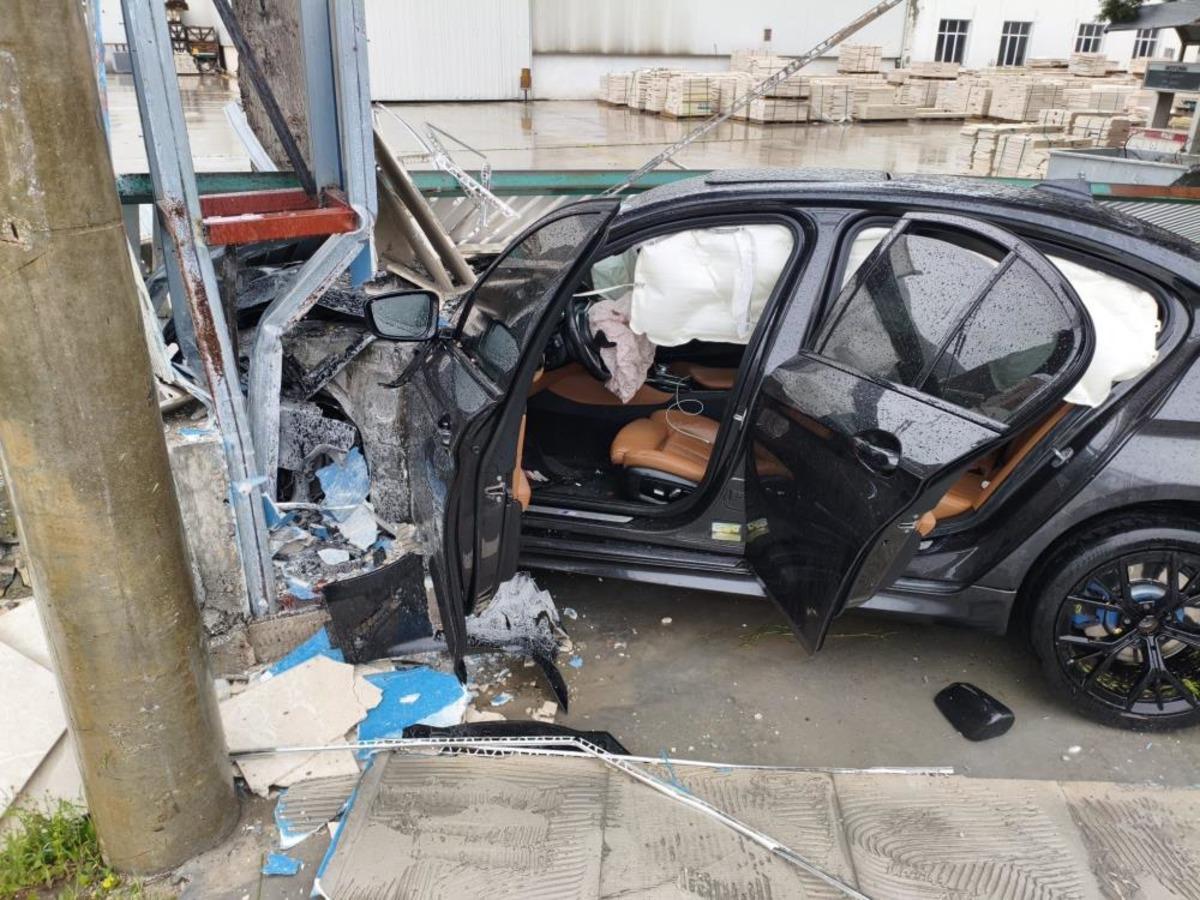 Burdur da otomobil yoldan &ccedil;ıktı demir kapıya &ccedil;arptı: 2 yaralı 1