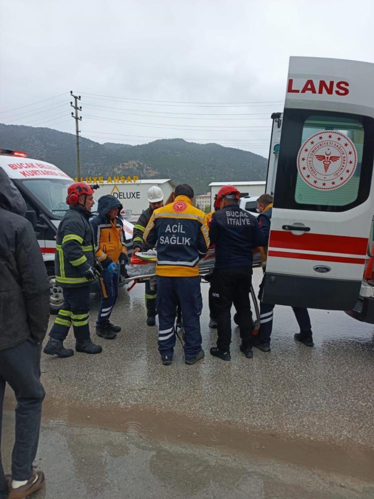 Burdur da otomobil yoldan &ccedil;ıktı demir kapıya &ccedil;arptı: 2 yaralı 2