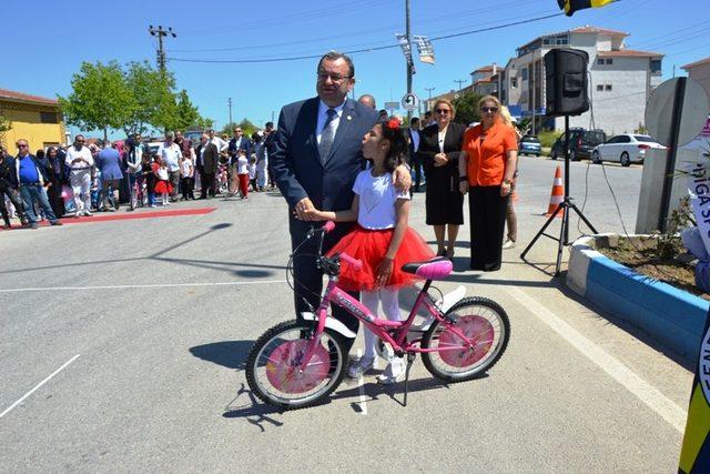 Biga FB Derneği bisiklet dağıttı