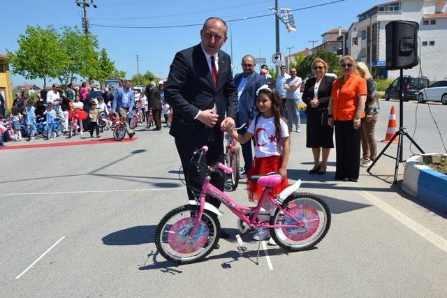 Biga FB Derneği bisiklet dağıttı