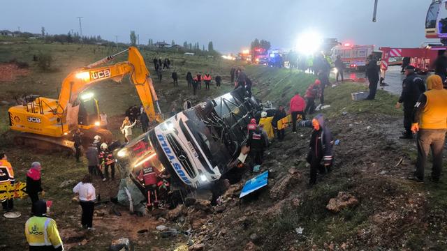 Son Dakika | Malatya'da yolcu otobüsü şarampole devrildi! 4 kişi öldü, 15 yaralı