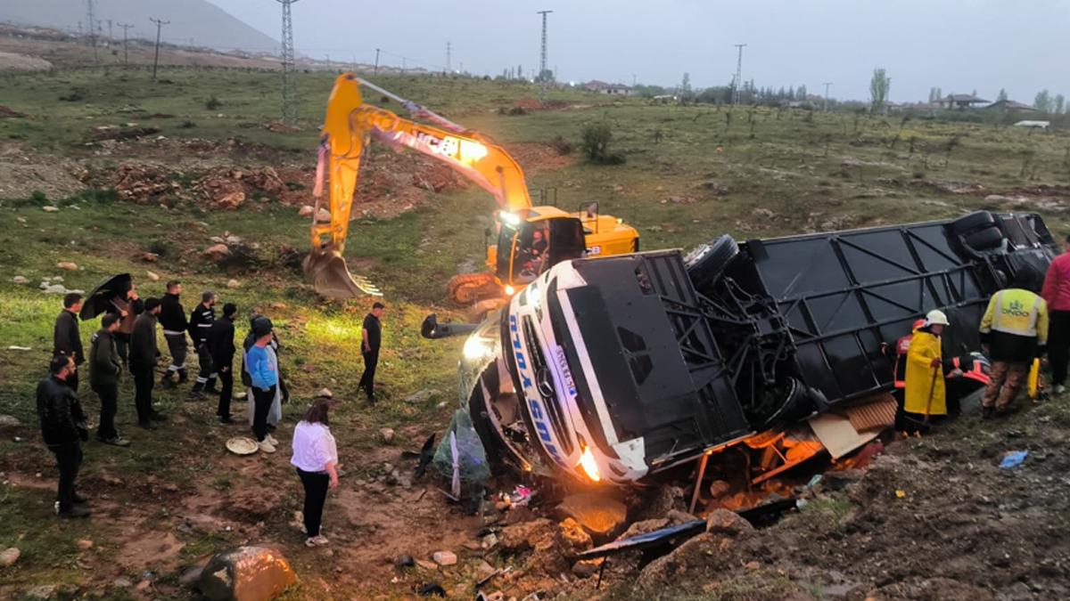 Son Dakika | Malatya da yolcu otob&uuml;s&uuml; şarampole devrildi! 4 kişi &ouml;ld&uuml;, 15 yaralı 1