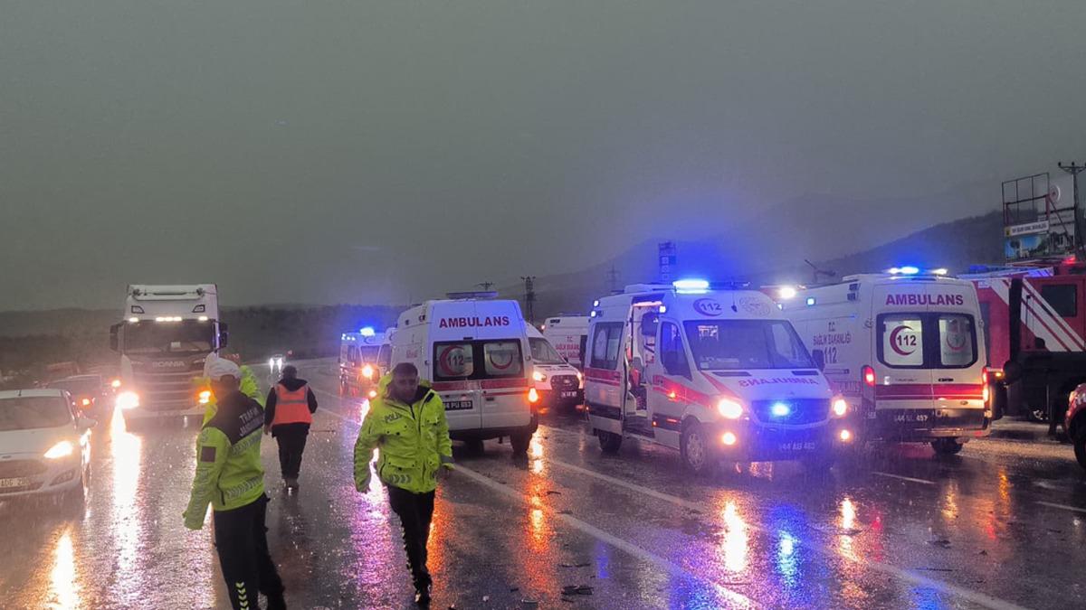 Son Dakika | Malatya da yolcu otob&uuml;s&uuml; şarampole devrildi! 4 kişi &ouml;ld&uuml;, 15 yaralı 3