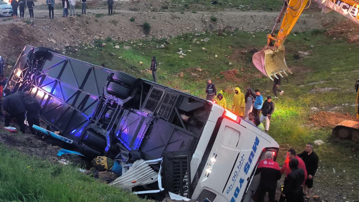 Son Dakika | Malatya da yolcu otob&uuml;s&uuml; şarampole devrildi! 4 kişi &ouml;ld&uuml;, 15 yaralı 4