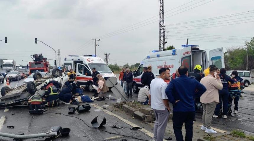 Takla atan otomobil ters d&ouml;nd&uuml;: 2'si &ccedil;ocuk 5 yaralı