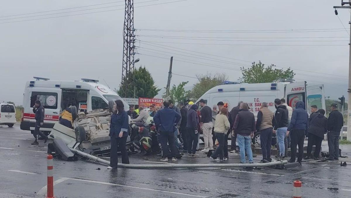 Takla atan otomobil ters d&ouml;nd&uuml;: 2 si &ccedil;ocuk 5 yaralı 1
