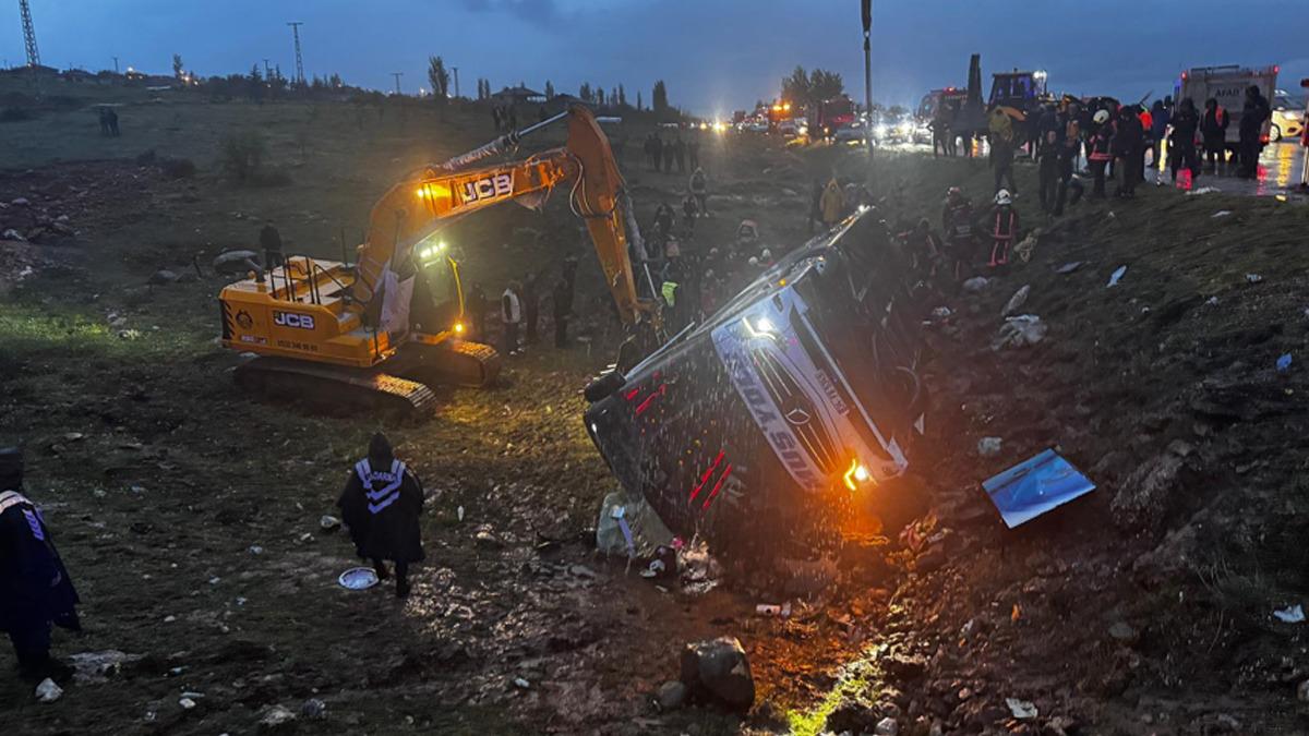 Son Dakika | Malatya da yolcu otob&uuml;s&uuml; şarampole devrildi! 4 kişi &ouml;ld&uuml;, 15 yaralı 5