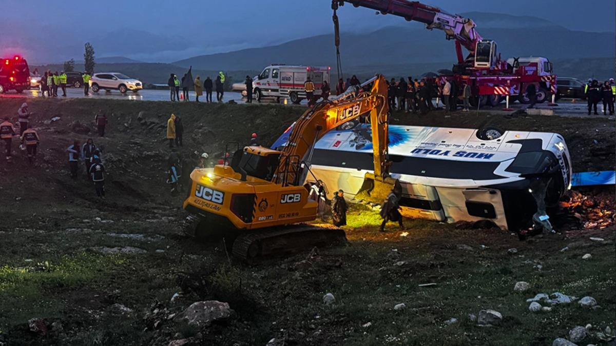 Son Dakika | Malatya da yolcu otob&uuml;s&uuml; şarampole devrildi! 4 kişi &ouml;ld&uuml;, 15 yaralı 7