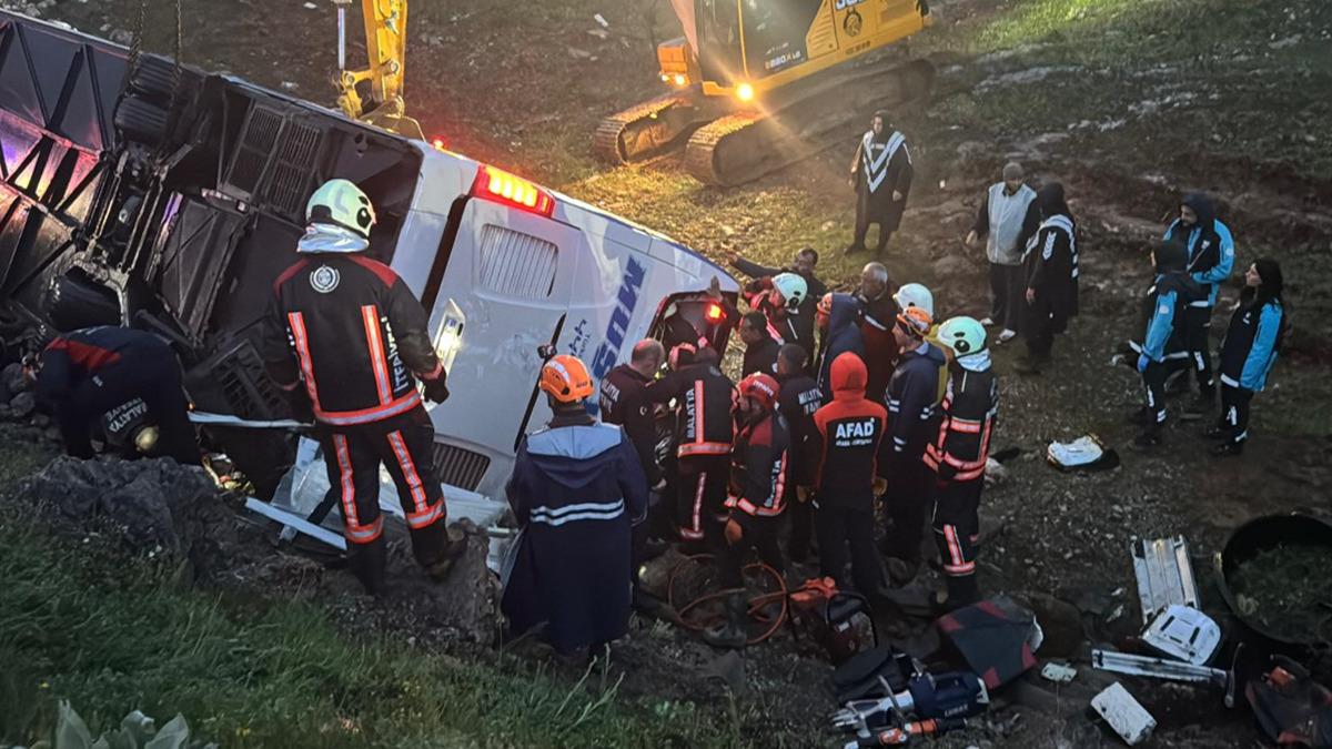 Son Dakika | Malatya da yolcu otob&uuml;s&uuml; şarampole devrildi! 4 kişi &ouml;ld&uuml;, 15 yaralı 2
