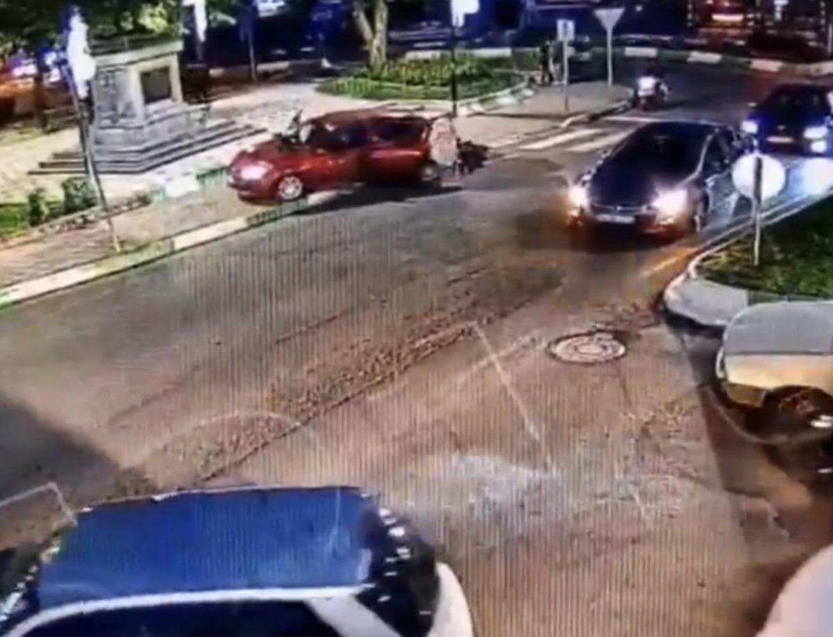 Otomobilin yayaya &ccedil;arpma anı g&uuml;venlik kamerasında: 1 &ouml;l&uuml; 2