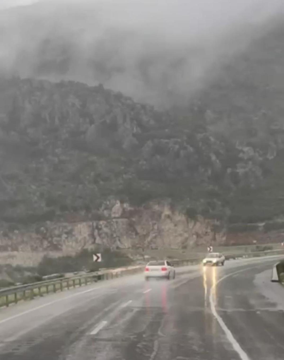 Kilometrelerce ters y&ouml;nde ilerledi, kaza kıl payı atlatıldı 2