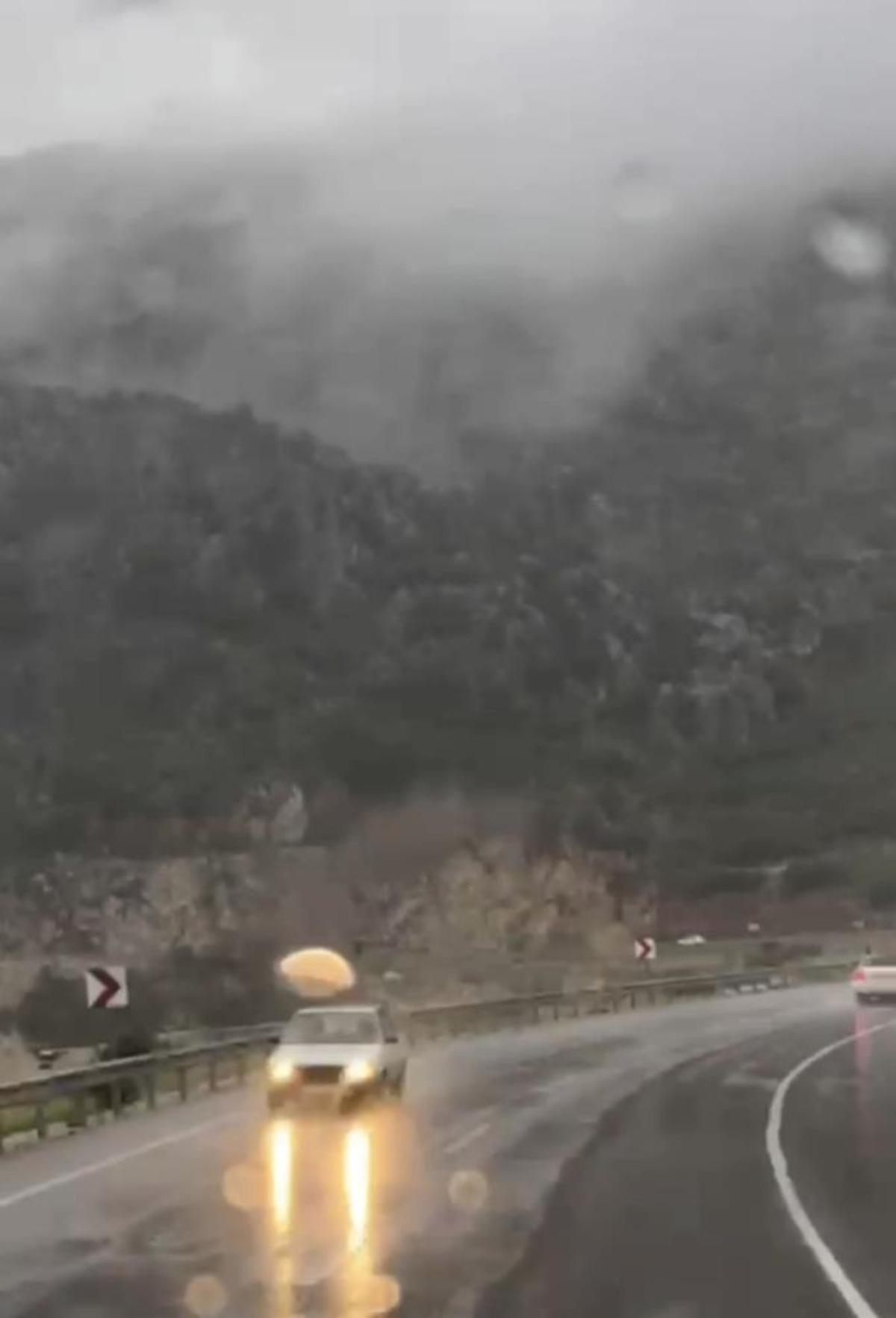 Kilometrelerce ters y&ouml;nde ilerledi, kaza kıl payı atlatıldı 3