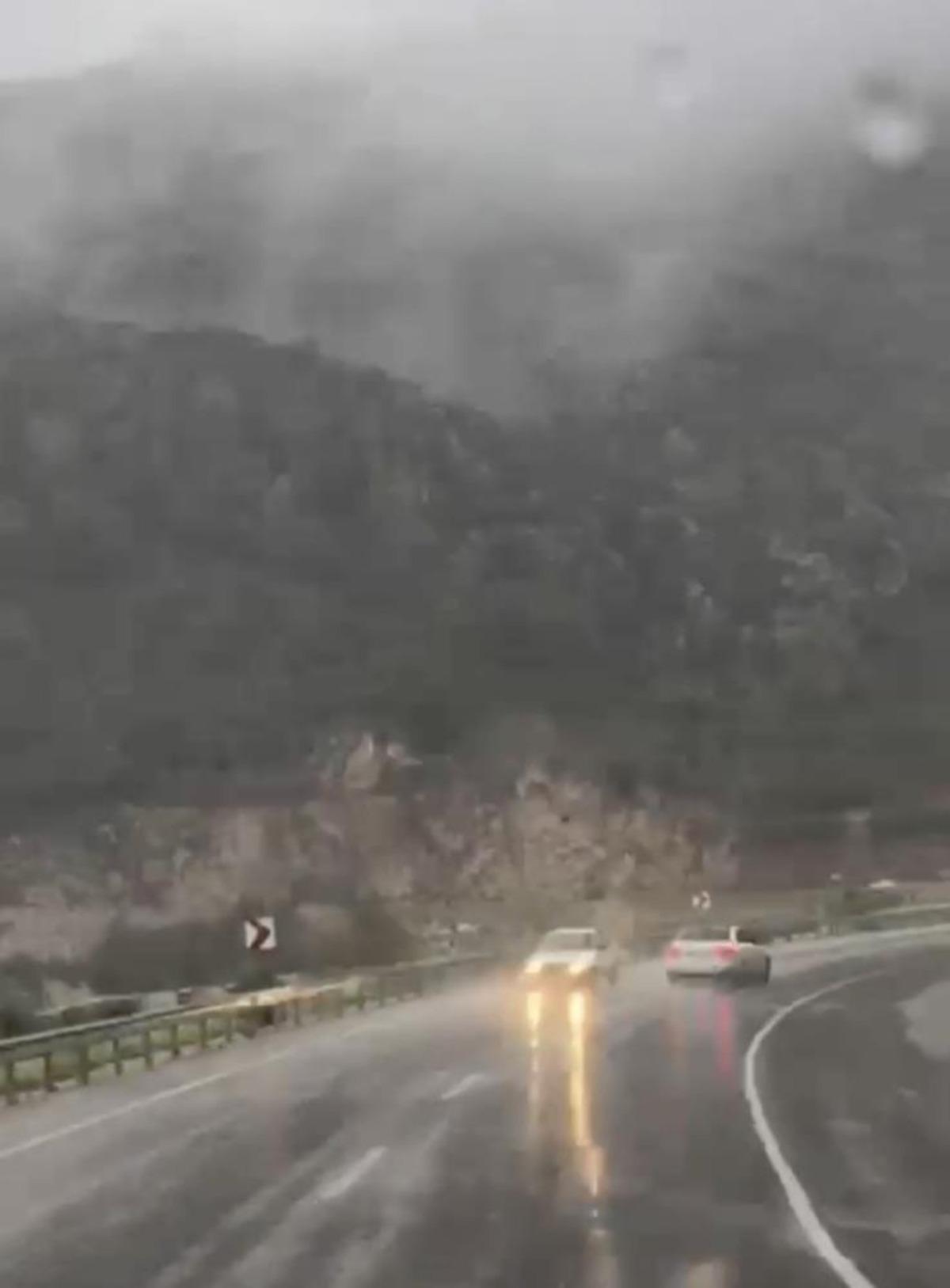 Kilometrelerce ters y&ouml;nde ilerledi, kaza kıl payı atlatıldı 4