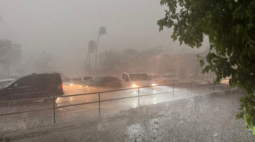 Gaziantep ve Şanlıurfa'yı şiddetli fırtına, sağanak ve dolu vurdu