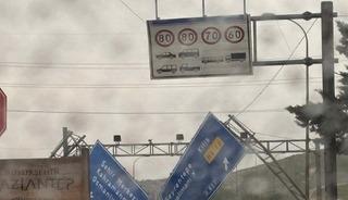 Fırtınada &ccedil;atılar u&ccedil;tu, ağa&ccedil;lar devrildi: 23 yaralı