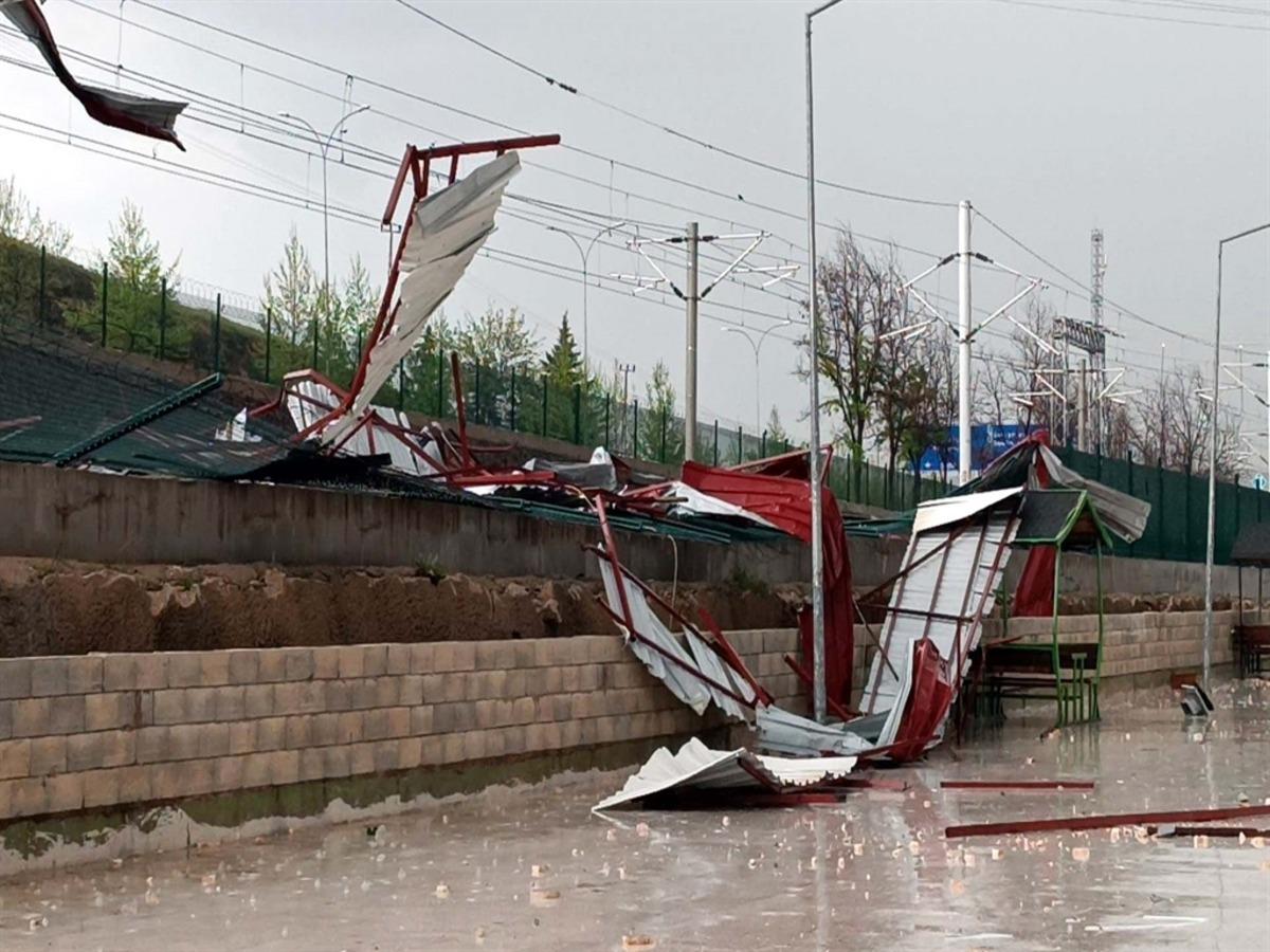 Gaziantep de sağanak ve fırtınada &ccedil;atılar u&ccedil;tu, ağa&ccedil;lar devrildi: 23 yaralı 1