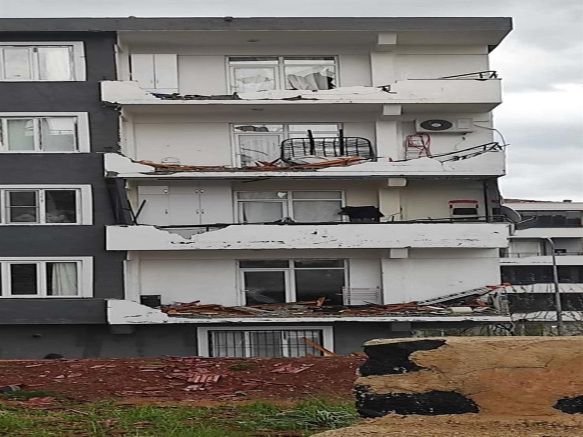 Gaziantep de sağanak ve fırtınada &ccedil;atılar u&ccedil;tu, ağa&ccedil;lar devrildi: 23 yaralı 2