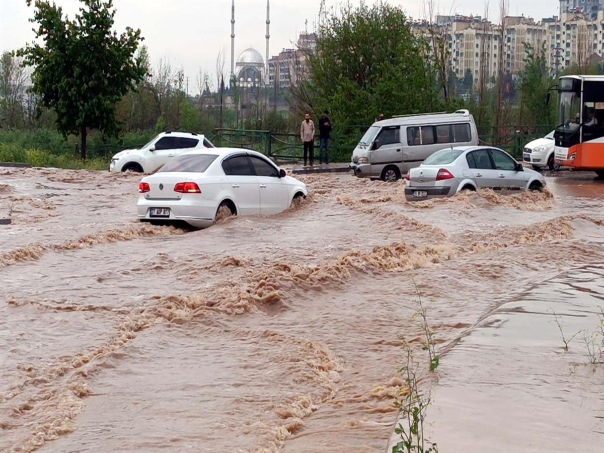 Gaziantep de sağanak ve fırtınada &ccedil;atılar u&ccedil;tu, ağa&ccedil;lar devrildi: 23 yaralı 4
