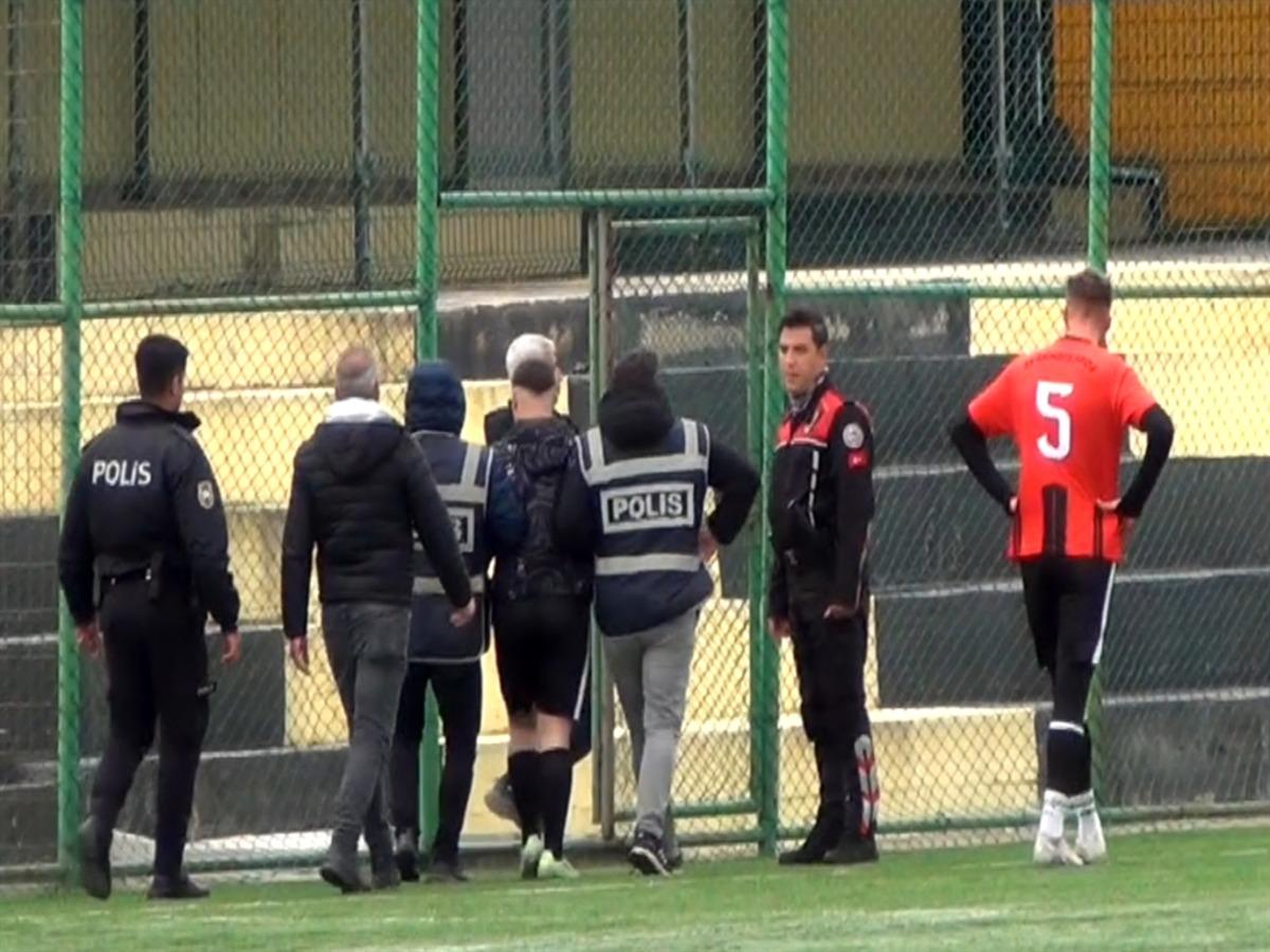 Ortalık karıştı maç tatil edildi! Saha ortasında hakemi yumruklayan futbolcu gözaltına alındı 3