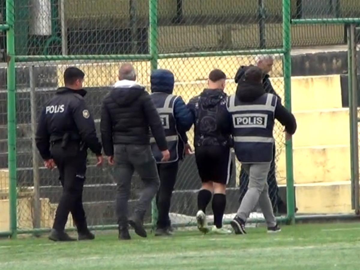 Ortalık karıştı maç tatil edildi! Saha ortasında hakemi yumruklayan futbolcu gözaltına alındı 4