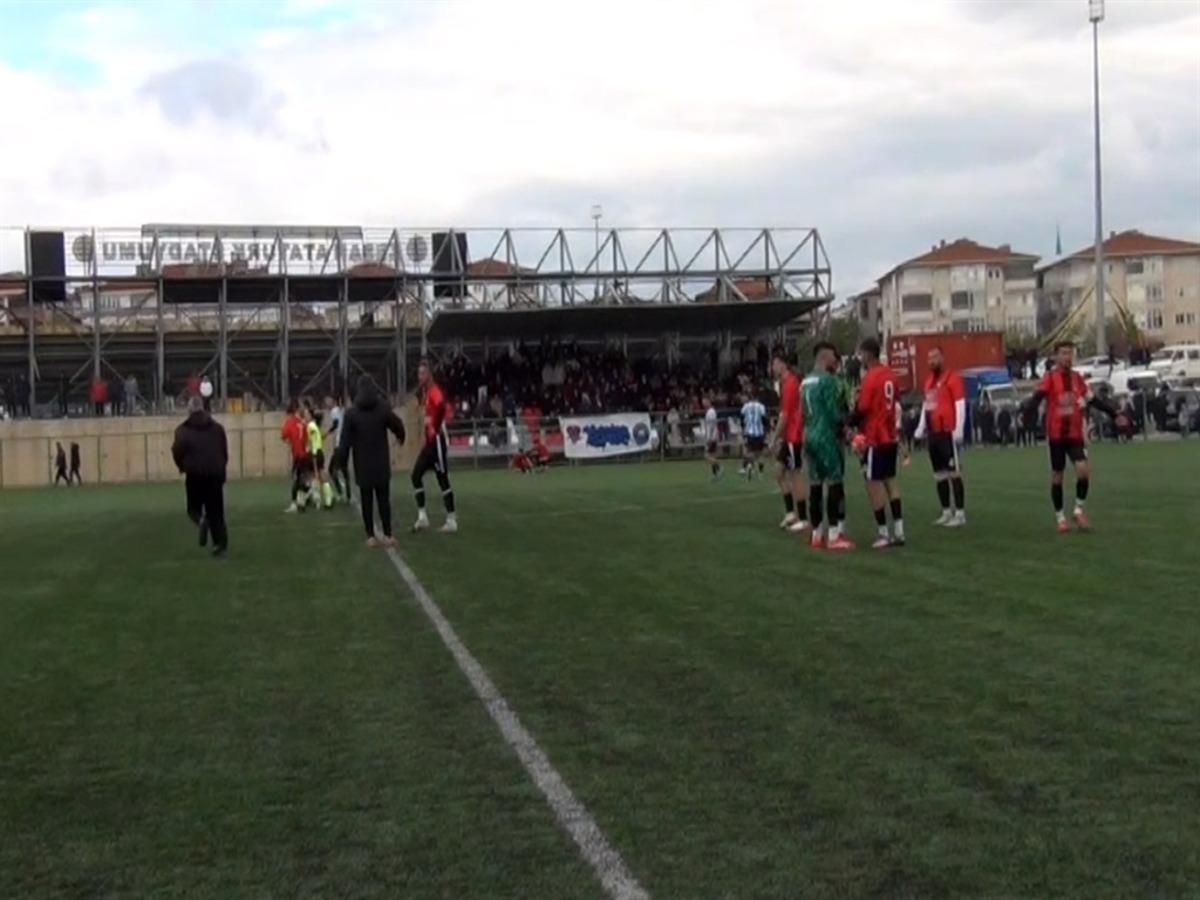 Ortalık karıştı maç tatil edildi! Saha ortasında hakemi yumruklayan futbolcu gözaltına alındı 1