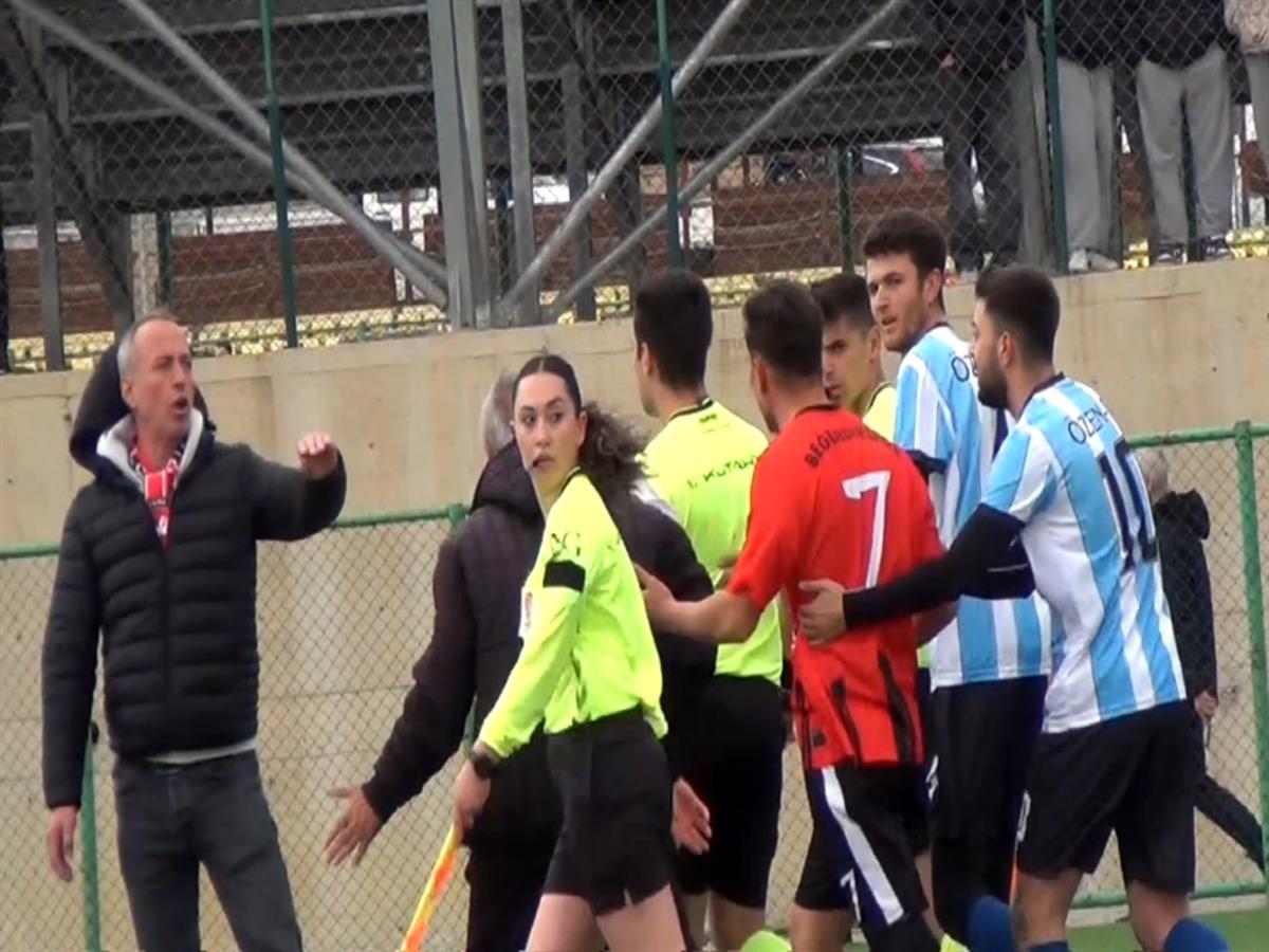Ortalık karıştı maç tatil edildi! Saha ortasında hakemi yumruklayan futbolcu gözaltına alındı 5