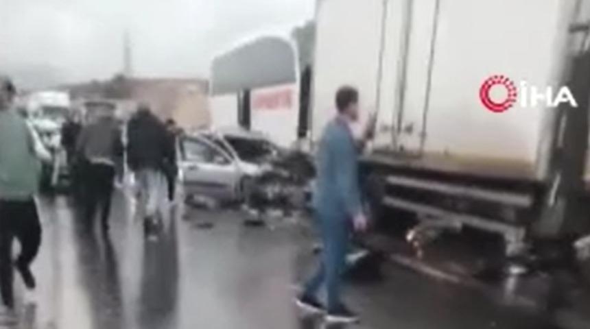 TAG Otoyolu'nda zincirleme trafik kazası: 1'i ağır 5 yaralı