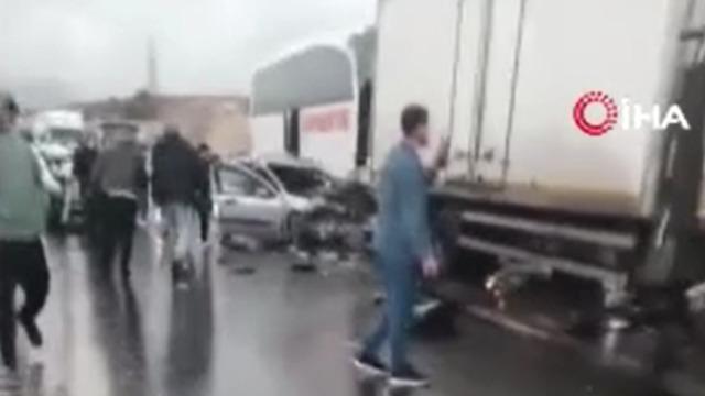 TAG Otoyolu'nda zincirleme trafik kazası: 1'i ağır 5 yaralı