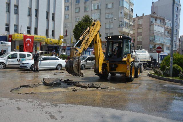 Su borusu patladı, yol trafiğe kapandı