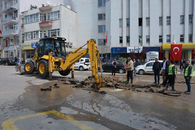 Su borusu patladı, yol trafiğe kapandı