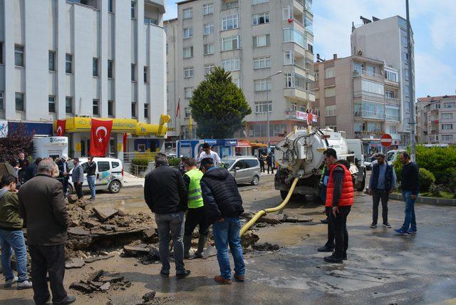 Su borusu patladı, yol trafiğe kapandı