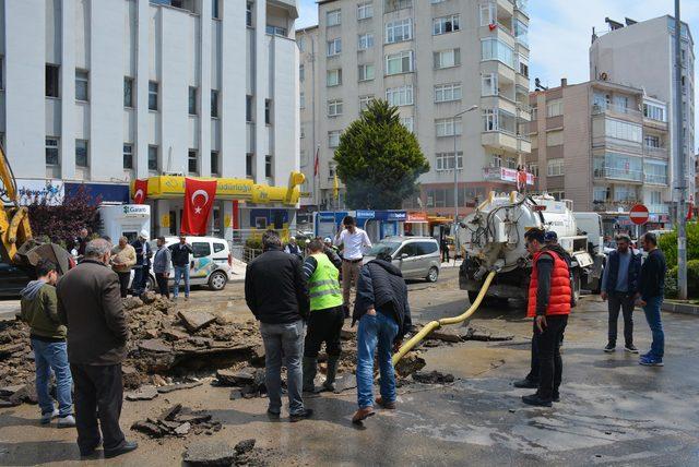 Su borusu patladı, yol trafiğe kapandı