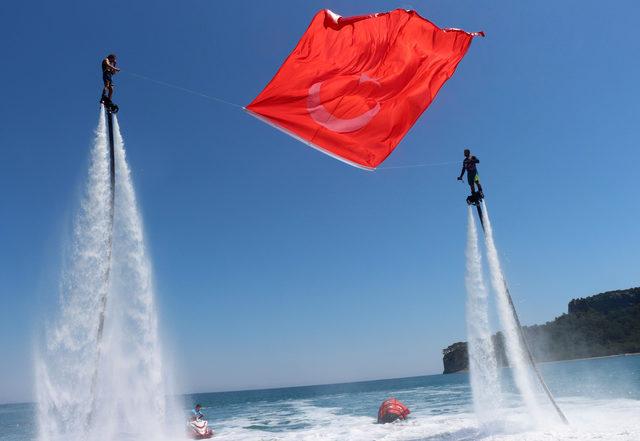 Flyboardla deniz üstünde Türk bayrağı açtılar