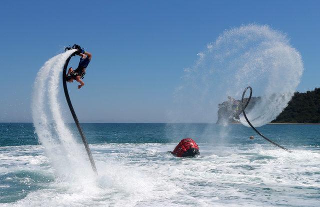 Flyboardla deniz üstünde Türk bayrağı açtılar