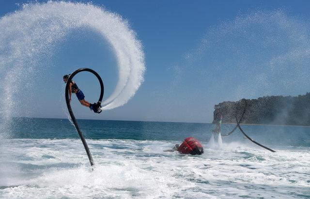 Flyboardla deniz üstünde Türk bayrağı açtılar