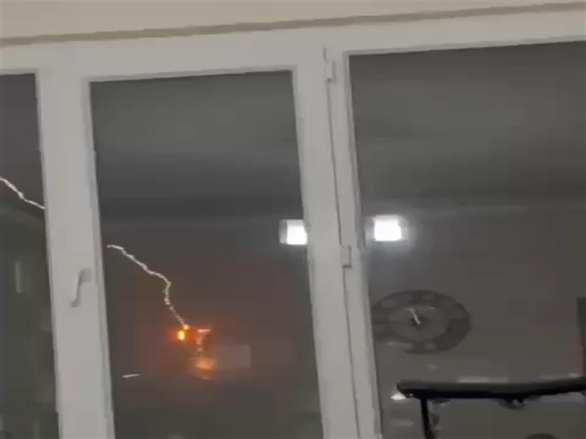 Diyarbakır&rsquo;da 4 katlı binaya yıldırım d&uuml;şt&uuml;; o anlar kamerada 1