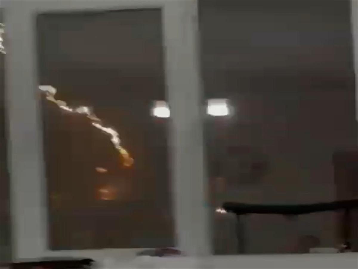 Diyarbakır&rsquo;da 4 katlı binaya yıldırım d&uuml;şt&uuml;; o anlar kamerada 2