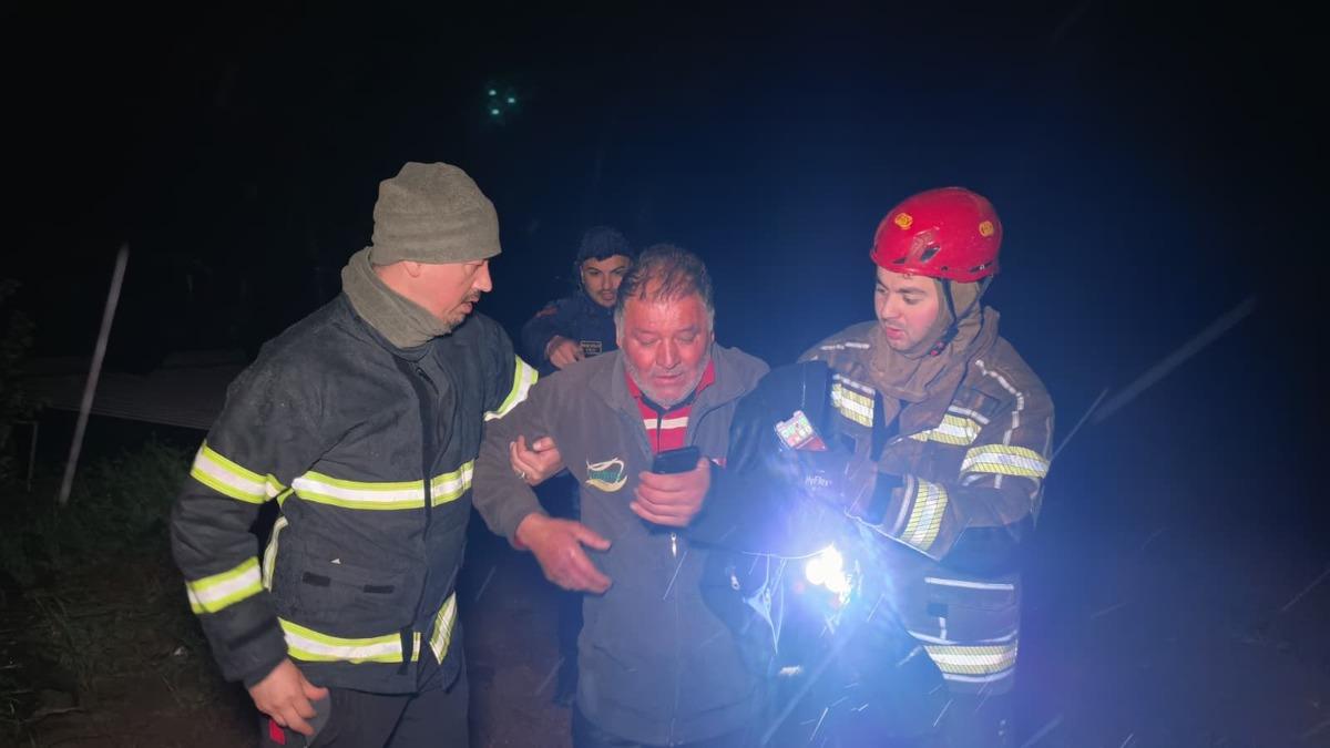 Dere taştı, &ccedil;iftlik sahibi son anda kurtarıldı:  Her şeyim gitti  5