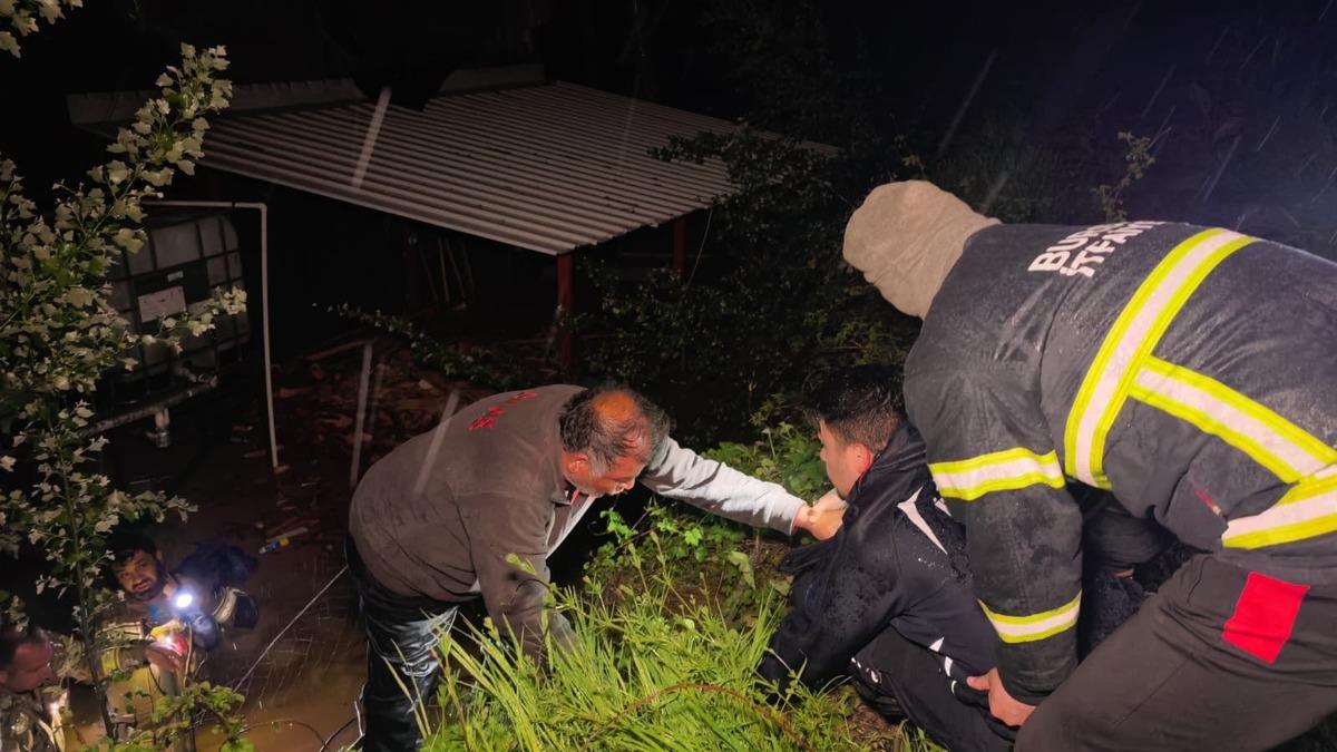 Dere taştı, &ccedil;iftlik sahibi son anda kurtarıldı:  Her şeyim gitti  7
