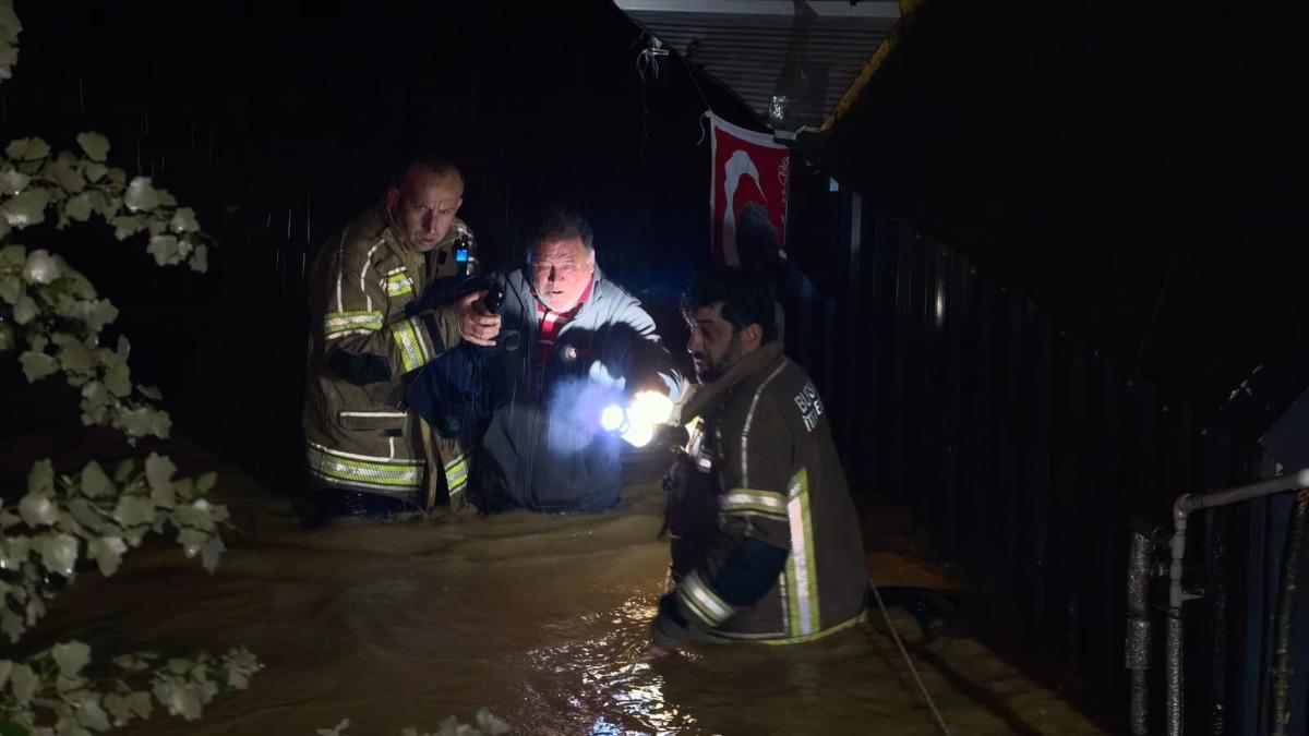 Dere taştı, &ccedil;iftlik sahibi son anda kurtarıldı:  Her şeyim gitti  1