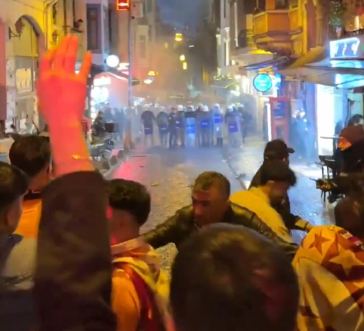 Amedsporlu taraftarlar Galatasaraylı taraftarlar karşı karşıya geldi! Polis m&uuml;dahale etti, kutlamalar yarım kaldı 1