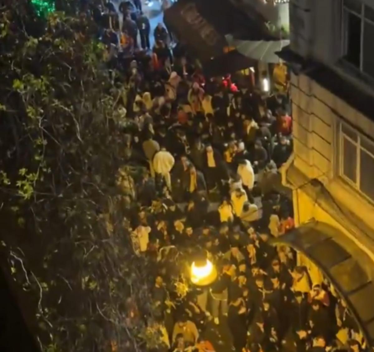 Amedsporlu taraftarlar Galatasaraylı taraftarlar karşı karşıya geldi! Polis m&uuml;dahale etti, kutlamalar yarım kaldı 2