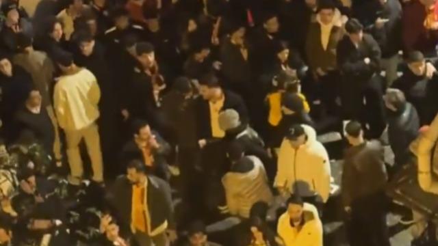 Amedsporlu taraftarlar Galatasaraylı taraftarlar karşı karşıya geldi! Polis müdahale etti, kutlamalar yarım kaldı