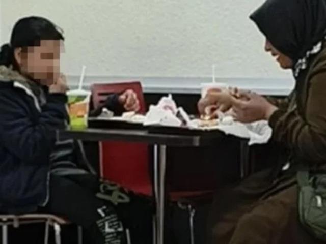 &Uuml;nl&uuml; hamburger devinde skandal! Anne ve kızını kovdular: "Siz fakirsiniz dışarı &ccedil;ıkın"