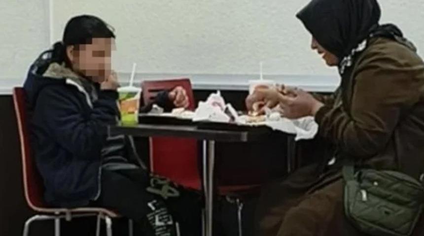 &Uuml;nl&uuml; hamburger devinde skandal! Anne ve kızını kovdular: "Siz fakirsiniz dışarı &ccedil;ıkın"