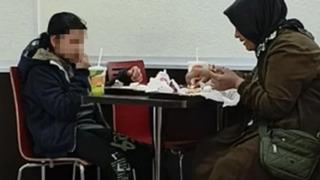 Ünlü hamburger devinde skandal! Anne ve kızını kovdular: Siz fakirsiniz dışarı çıkın