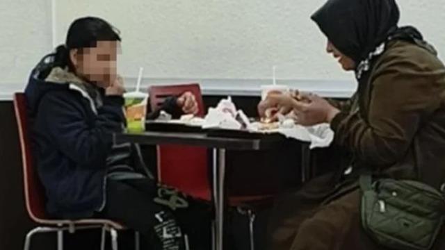 Ünlü hamburger devinde skandal! Anne ve kızını kovdular: Siz fakirsiniz dışarı çıkın