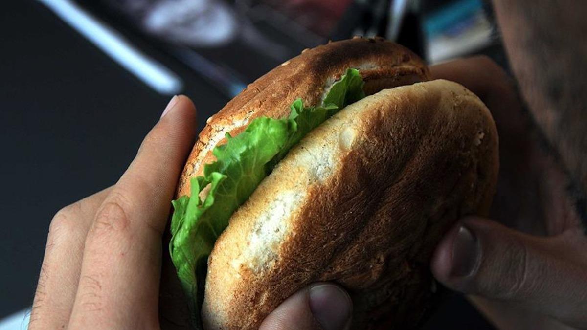 &Uuml;nl&uuml; hamburger devinde skandal! Anne ve kızını kovdular: "Siz fakirsiniz dışarı &ccedil;ıkın" 1